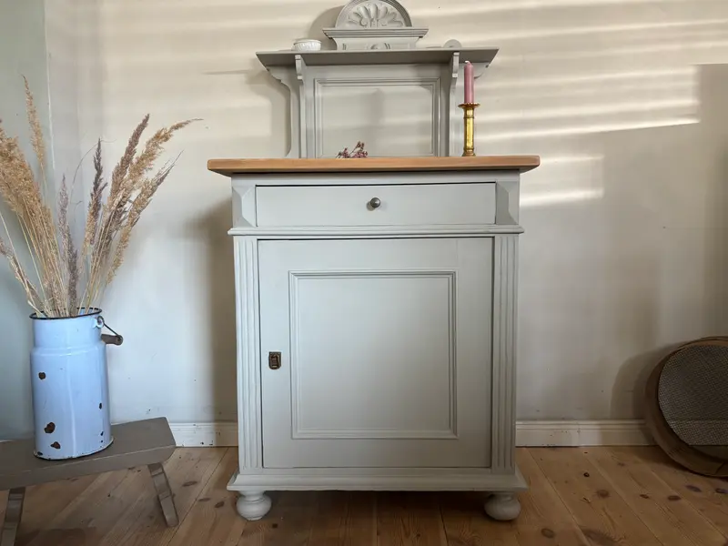 Kleiner alter Schrank